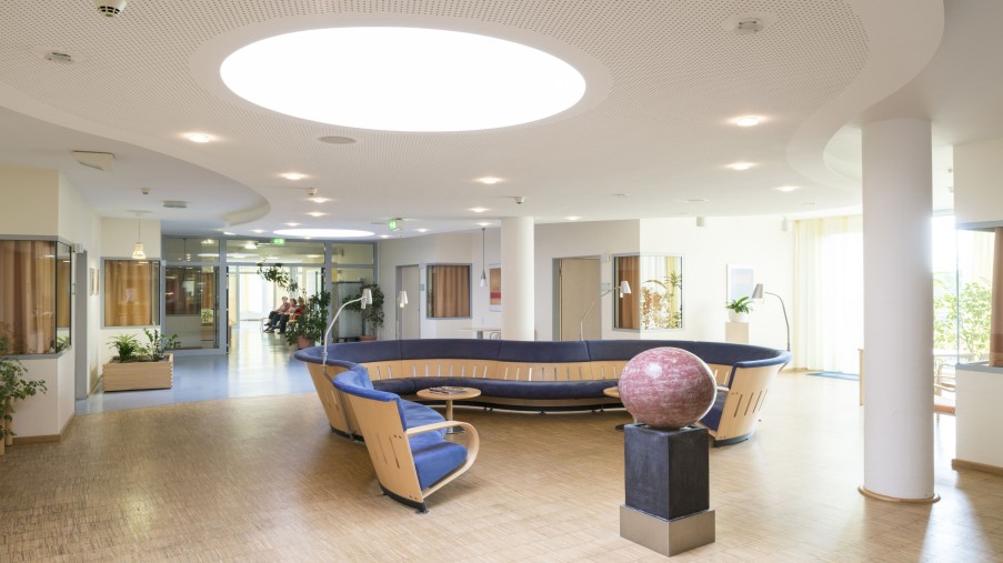 Flur der Station A3 mit kugelförmigem Brunnen, Sitzecke und kuppelartigem Oberlicht.