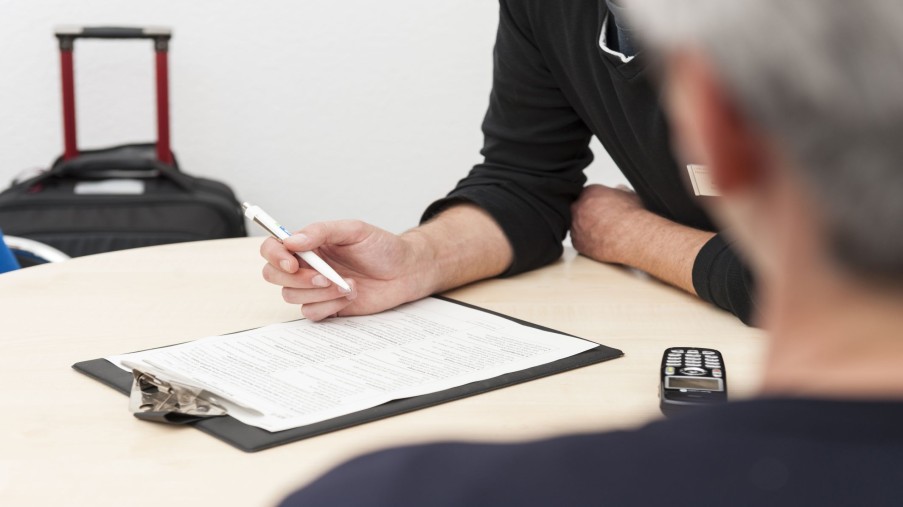 Gespräch, bei dem ein Aufnahmebogen ausgefüllt wird. 