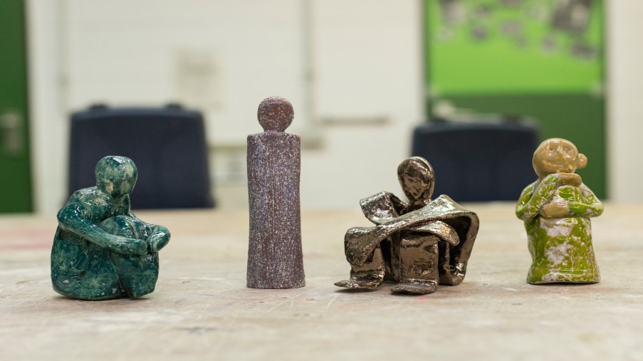 Figuren, die in der Ergotherapie gestaltet wurden.