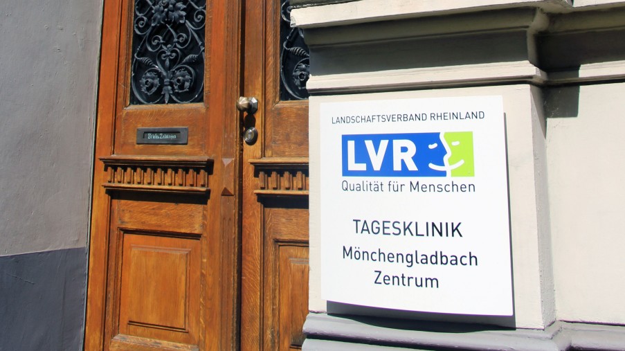 Eingangstür zur Tagesklinik Regentenstraße. Daneben hängt ein Schild mit der Aufschrift 