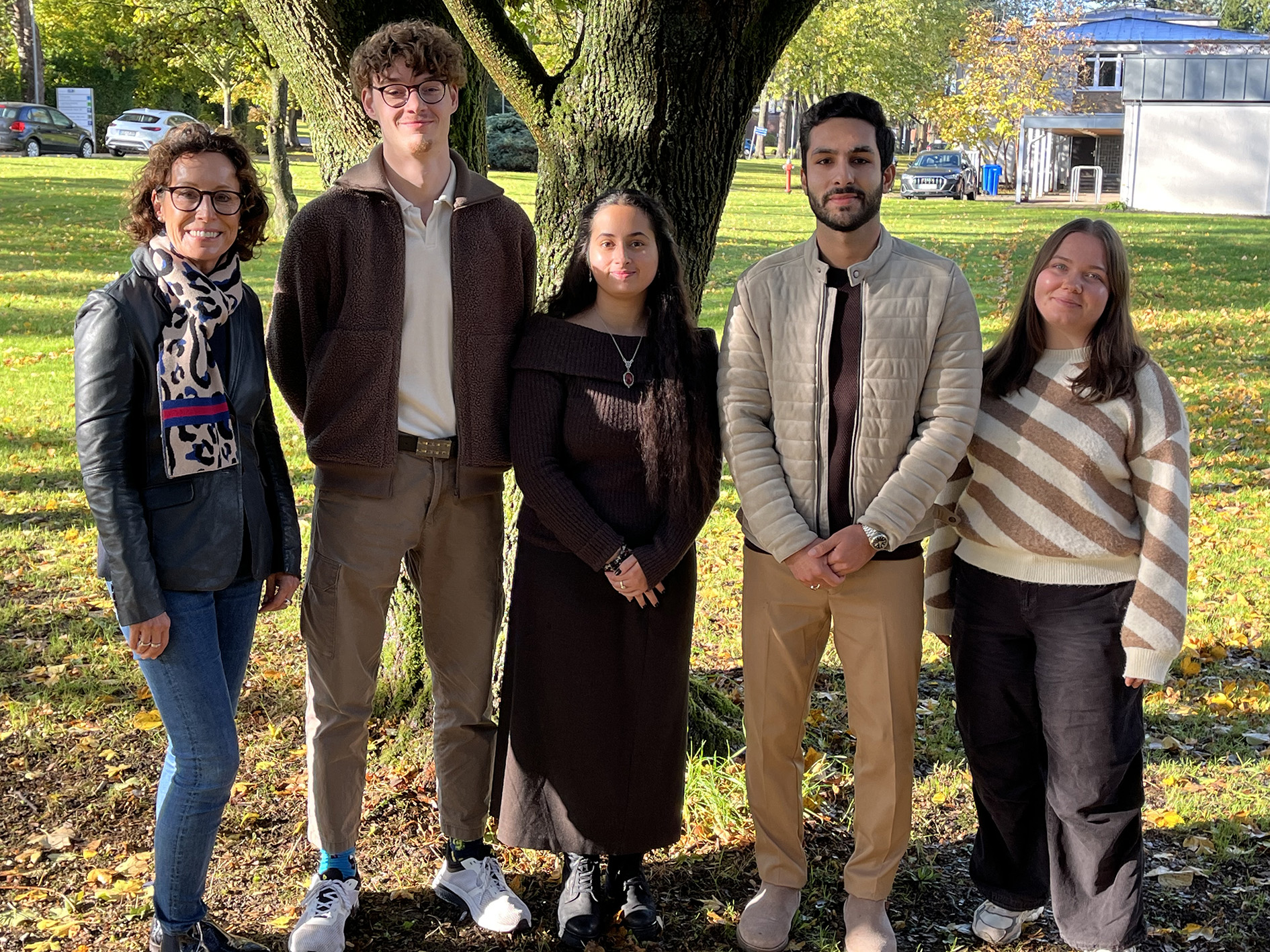 Beate Niehaus (Leiterin des Bildungszentrums) sowie die Auszubildenden Adrian Volkmann, Ariana Salkovic, Hakeem Agha und Ruth Nauen (v.l.)