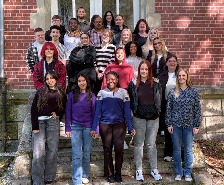 Das erste Gruppenfoto: Der Kurs F2026 ist jetzt am LVR-Bildungszentrum für Gesundheit & Pflege Viersen und Mönchengladbach gestartet.