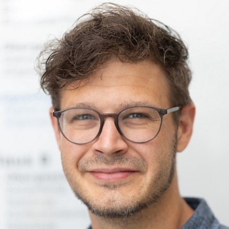 Portraitfoto von Simon König; Leitung der Therapeutischen Dienste