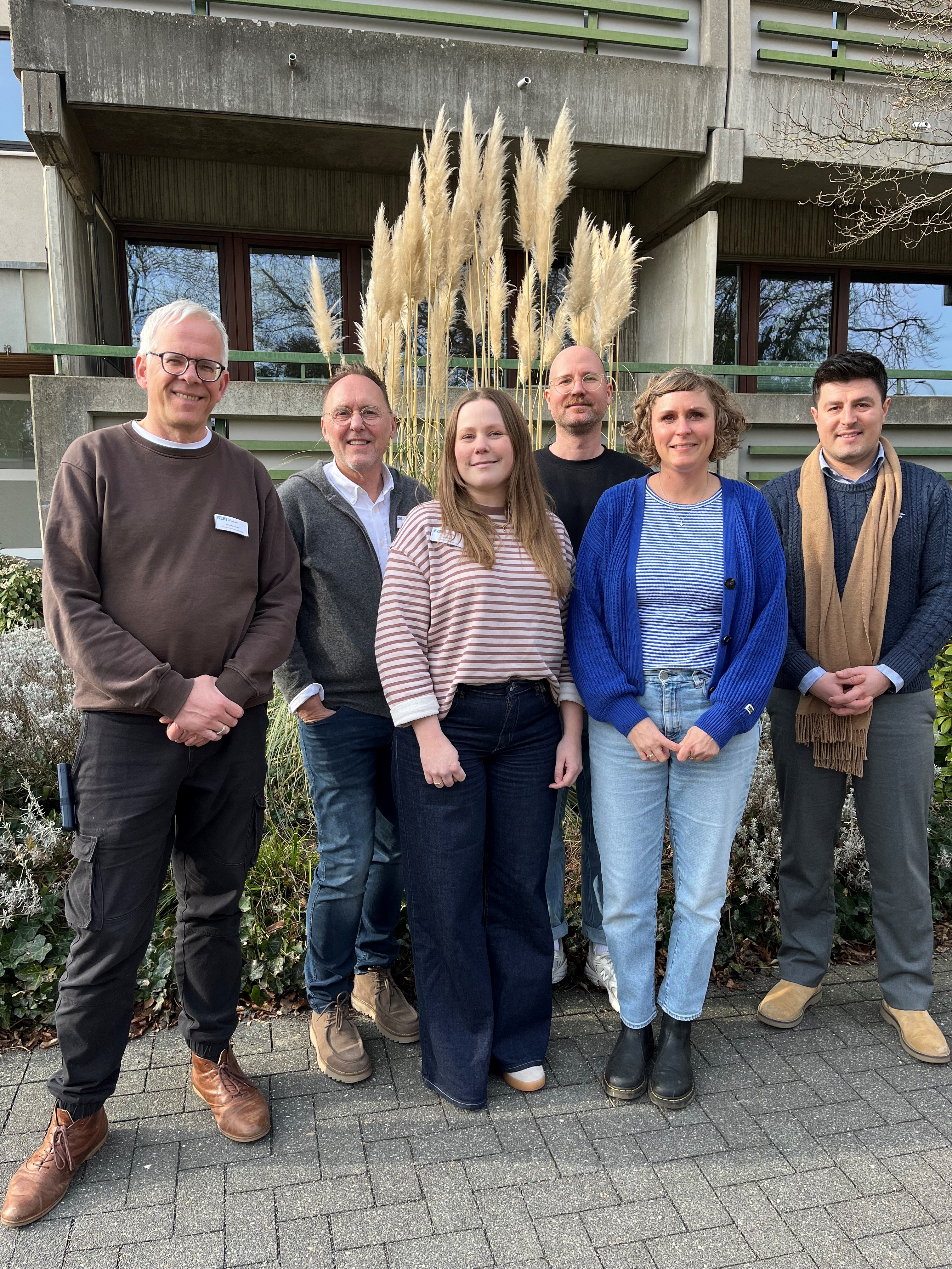 Das Diversity-Team der LVR-Klinik Mönchengladbach (v.l.): Alexander Cremer, Jochen Möller, Anna Bredies, David Dennebaum, Maren Lamers und Nour Arabo vor Haus C der LVR-Klinik Mönchengladbach..