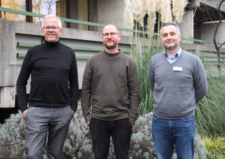 Drei Männer (Team der Integrationsbeauftragten) stehen vor dem Haus C der LVR-Klinik Mönchengladbach.