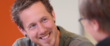 Eine Pflegekraft der LVR-Klinik Mönchengladbach im Gespräch mit einem Patienten